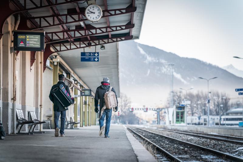 voyageurs sur le quai de la gare de Briançon