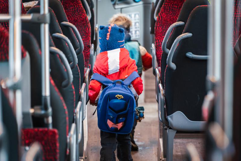 photo d'un enfant dans l'allée centrale d'un car