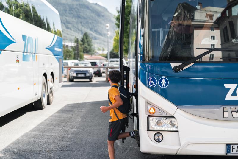 enfant qui sort d'un bus zou 