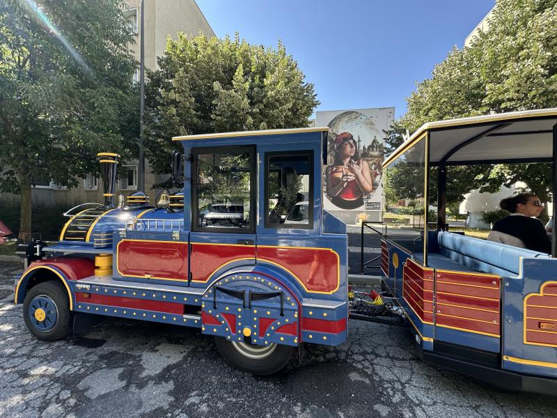 Photo du Petit Train devant les fresques Street Art