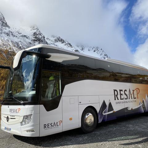 autocar resalp aux couleurs d'automne